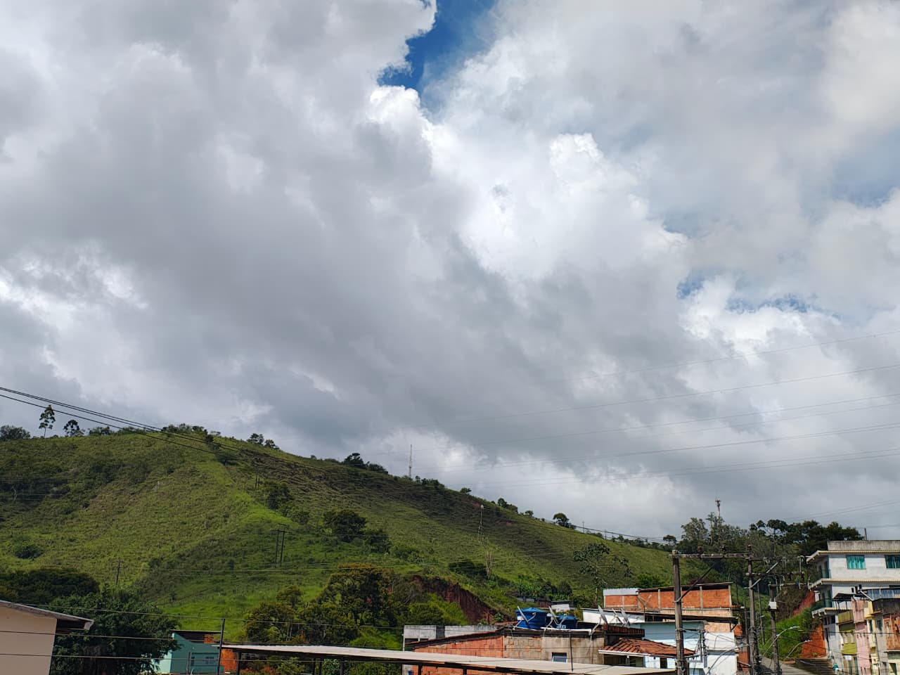 Pancadas de chuvas e tempo abafado seguem durante o final de semana em Santos Dumont